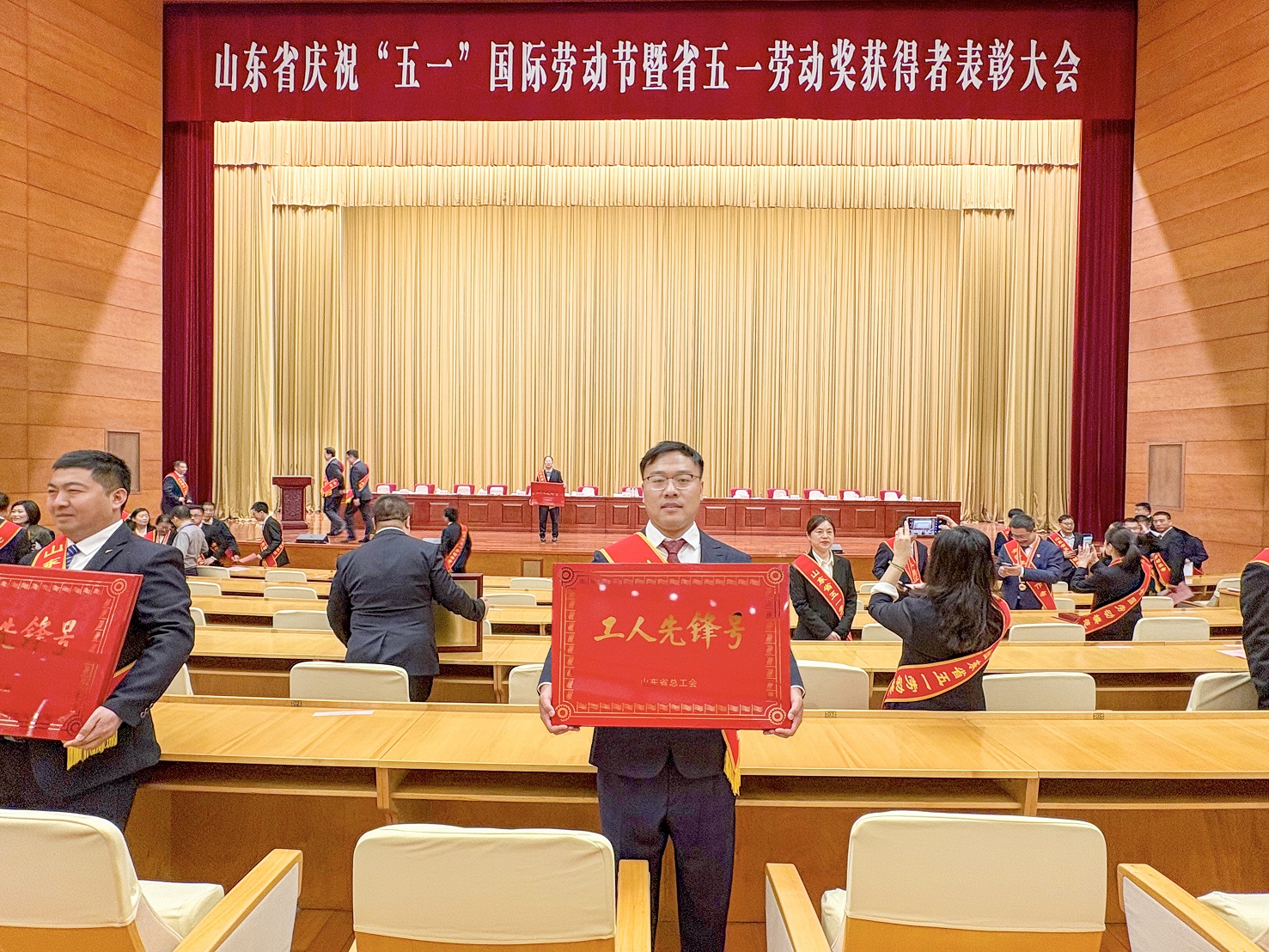 王威工領獎圖.jpg